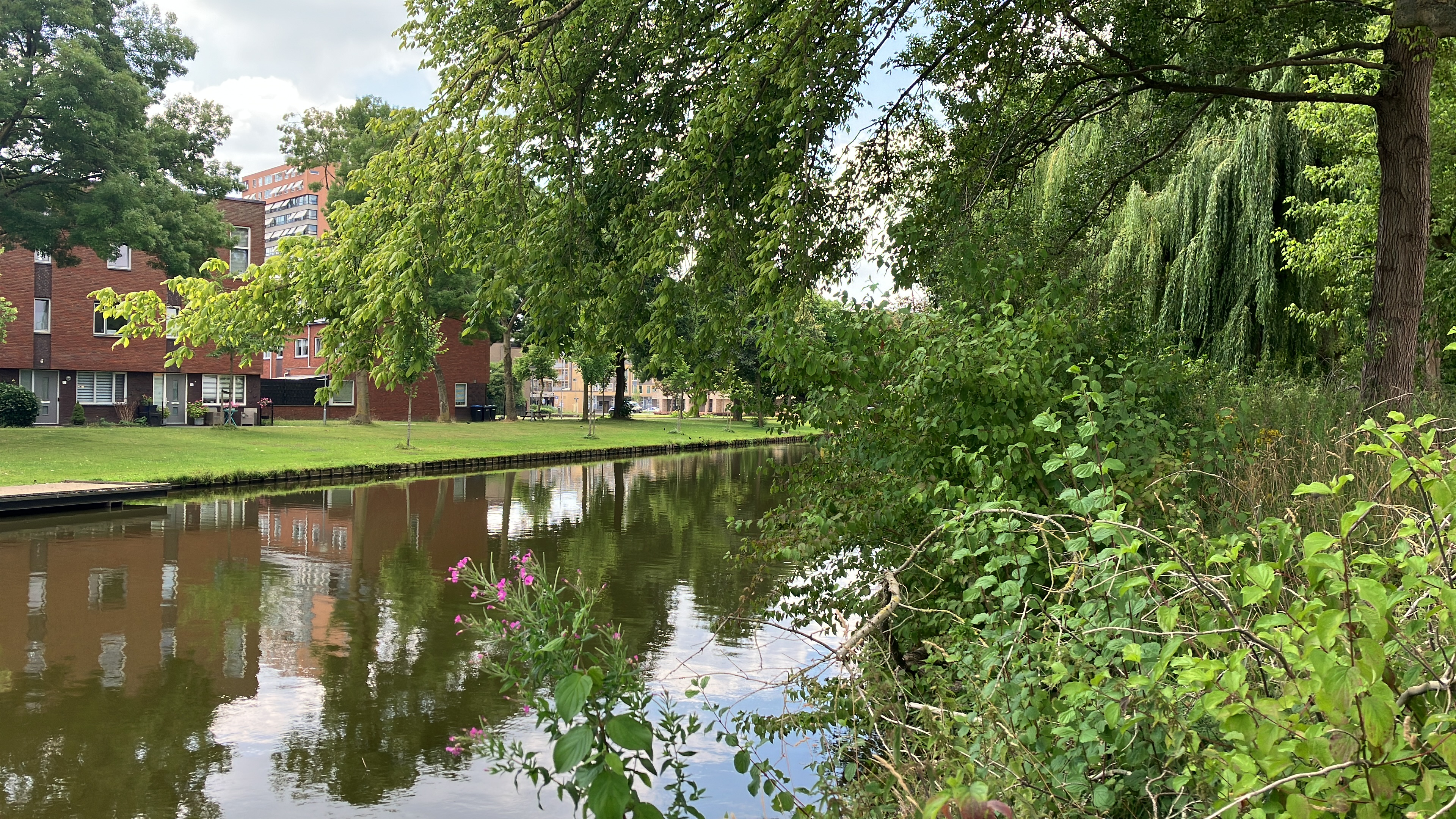 Bezoek aan de locatie: bouwbord geplaatst en nieuw schoolgebouw bijna klaar